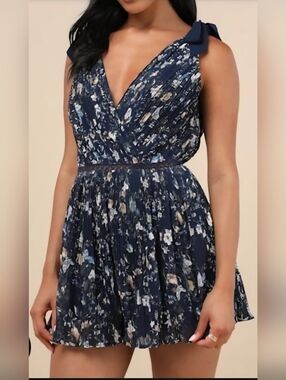 Lulu's Execeptionally Playful Navy Floral Plisse Sleeveless Romper NWT